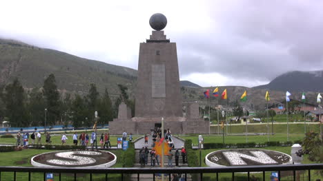 Ecuador-Mitad-del-Mundo-flags