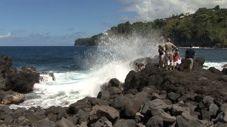 Hawaii-Junge-Wird-Von-Welle-Bespritzt