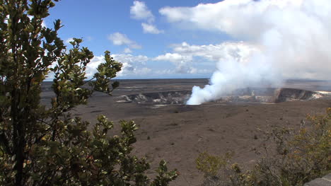 Kilauea-Caldera-erupting
