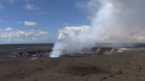 Kilauea-Caldera-smoke-eruption