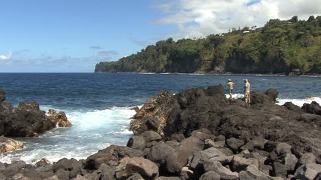 Hawaii-Mann-Und-Mädchen-Beobachten-Wellen
