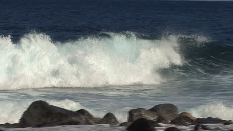 Hawaii-Surfers-rocks-and-waves