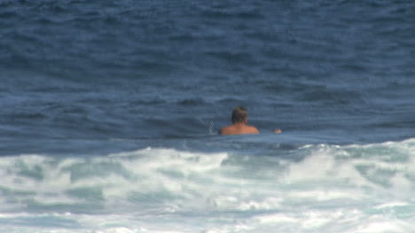 Hawaii-Ein-Surfer-Taucht-Unter-Eine-Welle