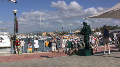 Cabo-San-Lucas-tourists-&-living-statue