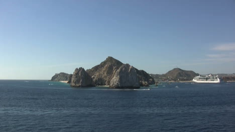 Cabo-San-Lucas-with-cruise-ship