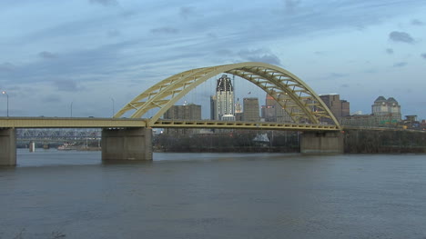 Cincinnati-Evening-traffic-on-bridge