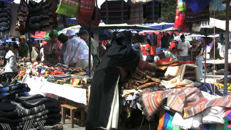Ecuador-Frau-In-Otovalo-Markt