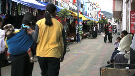 Ecuador-Otovalo-Markt-Mit-Eingeborenen