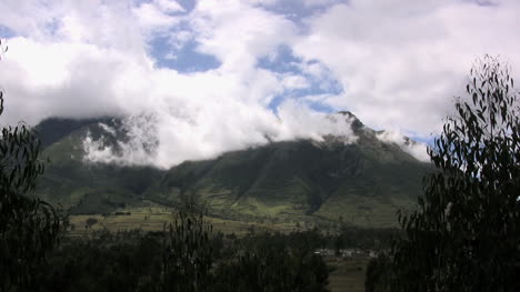 Ecuador-Volcán-Y-Nubes