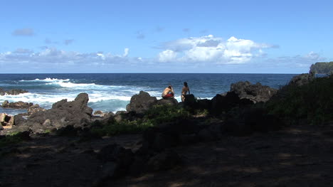Hawaii-Paar-Beobachten-Wellen-Laupahoehoe
