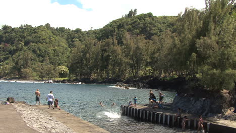 Hawaii-kids-jump-in-water-at-Laupahoehoe
