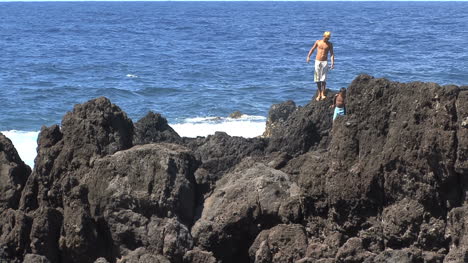 Hawai-Niños-Saltando-De-Rocas-En-Laupahoehoe-2