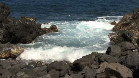 Hawaii-rocks-and-waves-Laupahoehoe