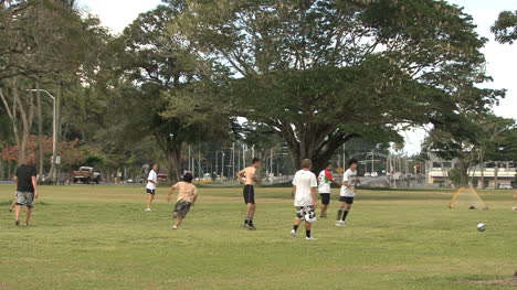 Los-Hombres-Jóvenes-Juegan-Al-Fútbol