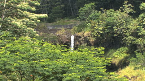 Hawaii-Wasserfall-Zoomt-Heraus