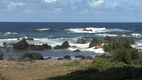 Hawaii-Wellen-Auf-Felsen-Laupahoehoe