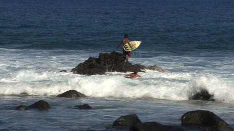 Hawaii-Junger-Surfer-Springt-Vom-Felsen
