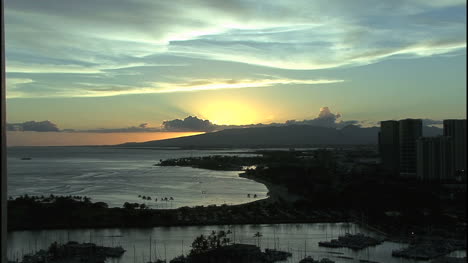Honolulu-Abendlicher-Sonnenuntergang-Mit-Wolken