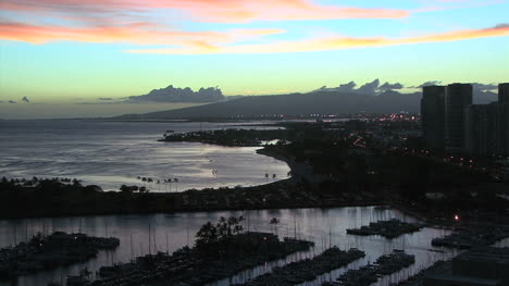 Honolulu-Ala-Moana-Tarde-En-La-Noche-Nubes-Rosas-Avión-2