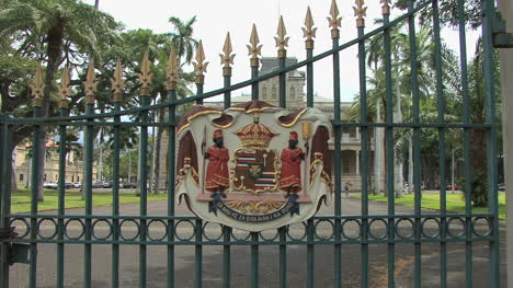 Escudo-De-Armas-Y-Palacio-De-Honolulu