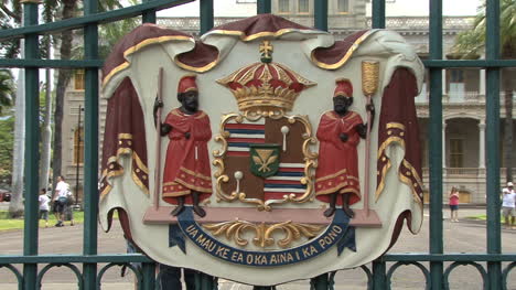 Escudo-De-Armas-Y-Palacio-De-Honolulu