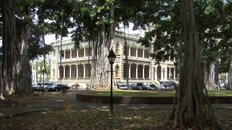 Honolulu-Iolani-Palace-and-banyan-trees-2