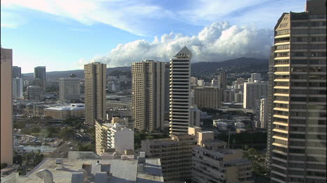 Skyline-Von-Honolulu-Mit-Wolken-With