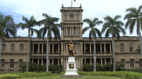 Justizgebäude-Des-Staates-Honolulu-Und-Kamehameha-2