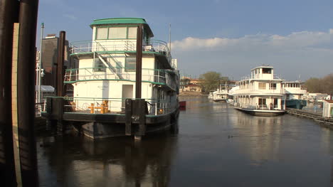 Hausboote-Und-Enten-St.-Paul