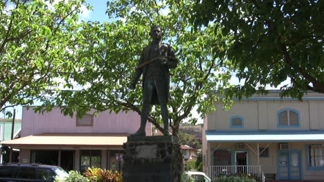 Estatua-Del-Capitán-Cocinero-Kauai-Debajo-De-Un-árbol