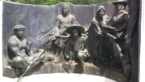 Kauai-Carving-of-people-who-made-Hawaii-2