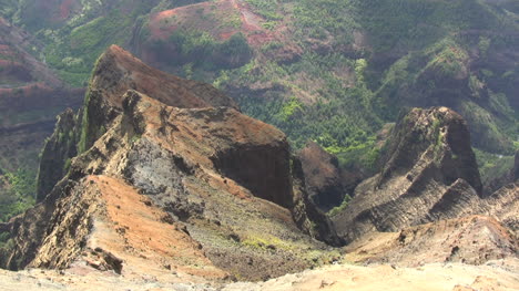 Bunte-Felsen-überblicken-Eine-Kauai-Schlucht