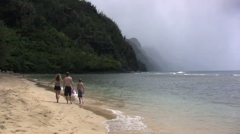 Kauai-Una-Familia-Camina-Por-La-Playa