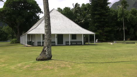 Kauai-Walmdach-Gebäude-2