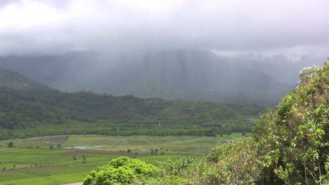Regensturm-In-Den-Bergen-Von-Kauai