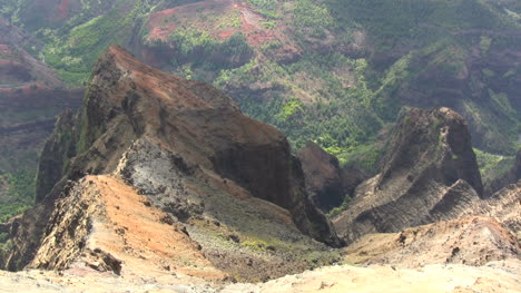 Rocas-Kauai-En-El-Borde-Del-Cañón-2