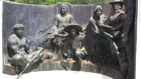 Kauai-Statue-of-Hawaiian-diversity