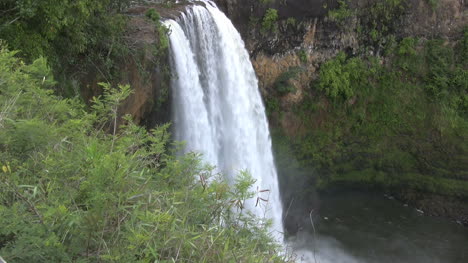 Se-Inclina-Hacia-Abajo-En-Cascada-En-Kauai