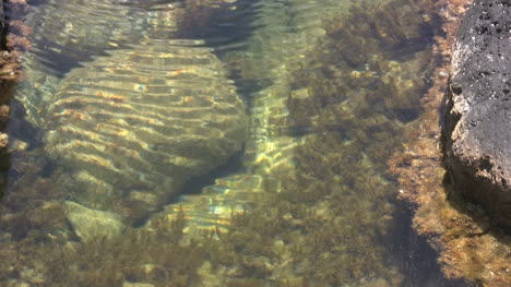 Kauai-Wasser-Plätschert-Im-Gezeitenbecken-2