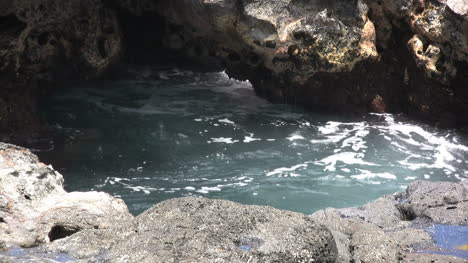 Kauai-Agua-Salpicando-En-La-Piscina-De-Marea-2