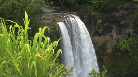 Cascada-Kauai-En-El-Borde-Del-Acantilado-2