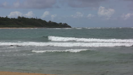 Olas-De-Kauai-Rompiendo-En-La-Orilla