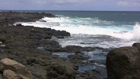 Las-Olas-De-Kauai-Rompen-En-Rocas-De-Lava