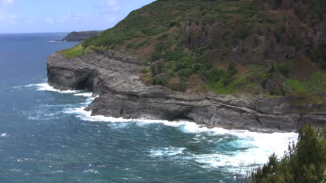 Waves-on-rocky-shore-of-Kauai
