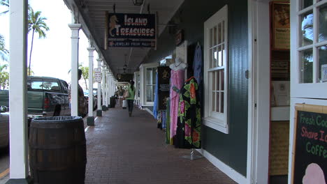 Maui-Lahaina-Arcade-with-clothing