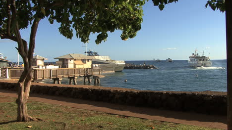 Maui-Lahaina-Ausflugsboot-Fährt-Ins-Meer-2