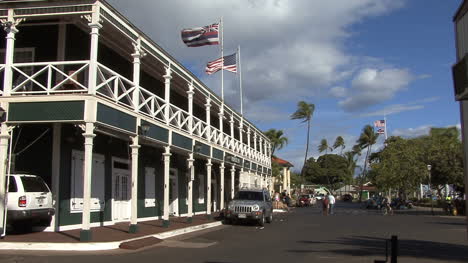 Lahaina-Historisches-Hotel-Mit-Flaggen