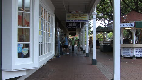 Maui-Lahaina-Leute-In-Arcade