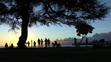 Maui-Lahaina-Leute-Am-Damm-Sonnenuntergang
