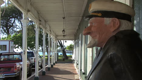 Lahaina-Sailor-statue-in-an-arcade